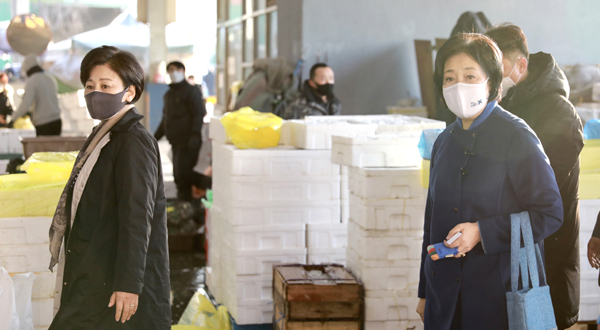 박영선 더불어민주당 서울시장 예비후보(오른쪽)가 26일 가락농수산도매시장을 찾아 남인순 국회의원과 시설을 둘러보고 있다.