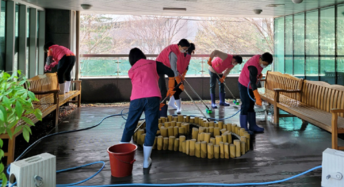 송파산모건강증진센터는 26일 건물 내·외부 시설에 대한 대대적인 물청소를 실시했다.