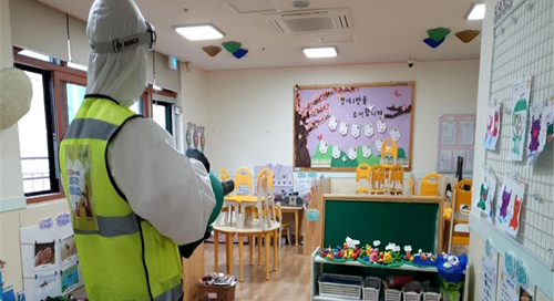 송파구는 유치원 원아들의 안전을 위해 교육경비 보조에 코로나19 방역지원비를 포함해 총 3억4000만원을 지원했다. 사진은 유치원 방역 모습.