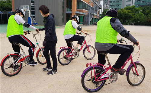 송파구가 풍납중학교 운동장에서 자전거 초보자를 대상으로 ‘찾아가는 안전교육’을 실시한다. 사진은 자전거 안전교육 모습.