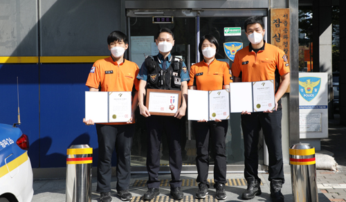 송파소방서는 종합운동장119안전센터 구급대원을 도와 심폐소생술로 민을 살린 잠실지구대 경찰관에게 ‘시민 하트세이버’ 인증서를 수여했다.