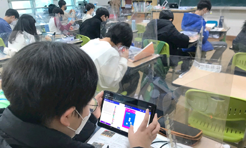 송파구가 관내 초·중학교를 찾아 사물인터넷, 로봇 등을 교육하는 ‘찾아가는 미래교육센터‘를 운영한다. 사진은