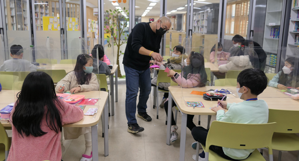 송파구가 기초 문해력 부족한 초등학생들을 위해 리터러시 교육을 실시한다. 사진은 그림책 작가와  환경문제를 다루는 리터러시 수업 모습.