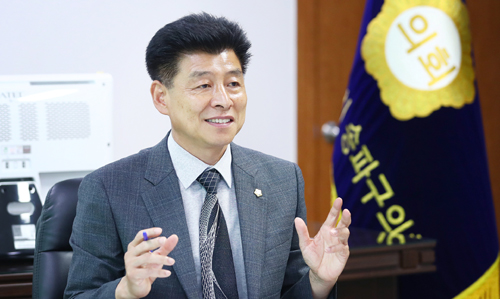 박경래 송파구의회 의장이 의장실에서 송파타임즈와 인터뷰를 하고 있다.