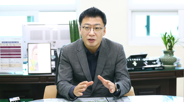 조용근 송파구의회 재정복지위원장이 송파타임즈와 인터뷰를 하고 있다.