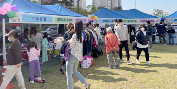 송파구 가락1동은 송파책박물관 주차장에서 중고품과 재사용 가능한 물품을 나눔·판매하는 가락 한마당 플리마켓을 개최했다.