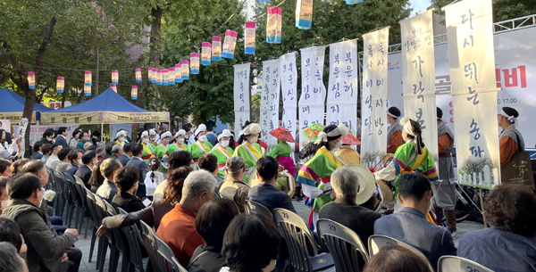 송파구 가락본동 비석거리공원에서 열린 제5회 가락골 송덕비축제에서 송파국악협회 회원들이 길놀이 공연을 펼치고 있다.