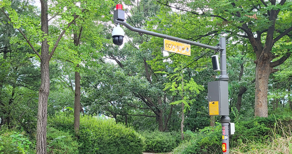 송파구가 구민의 안전을 확보하고 각종 범죄를 예방하기 위해 올해부터 2026년까지 4년간  400곳에 1200대의 방범용 CCTV를 설치한다. 사진은 공원에 설치된 CCTV.