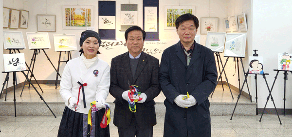 송파문화원은 22일 캘리그라피 수강생들의 작품 전시회를 문화원 로비에서 개최했다. 사진은 전시회 개막식 기념촬영 모습.