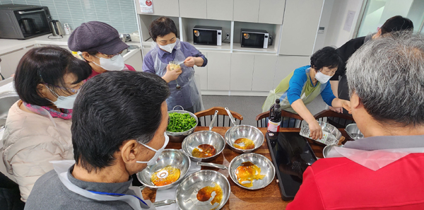 송파구 마천1동은 1인가구를 대상으로 만성질환 예방, 집밥 래시피 등 맞춤형 코칭서비스를 제공한다. 사진은 식생활 관리를 위한 집밥 만들기 교육 모습.