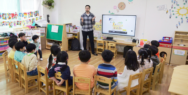 송파구가 서울시 최초로 어린이집과 유치원 만 5세 어린이를 대상으로 주 1회 ‘원어민 영어교실’을 운영한다. 사진은 유치원 원어민 영어교실 모습.