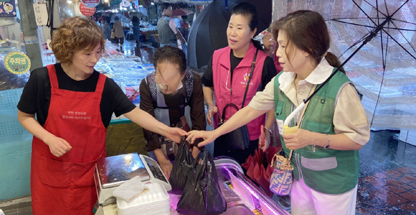 송파구 송파2동 자원봉사캠프는 13일 마천중앙시장에서 독거 어르신 10명을 대상으로 추석맞이 전통시장 장보기 행사를 가졌다.