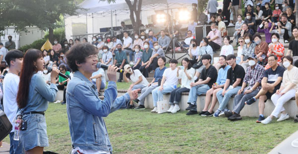 송파구는 오는 6일부터 9일까지 석촌호수에서 송파 청년예술축제인 ‘야호(YAHO) 페스티벌’을 개최한다. 사진은 지난해 버스킹 모습.