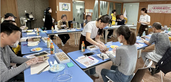 송파구 거여1동은 취약계층 중장년 1인가구를 대상으로 도시락 만들기, 웃음치료 등 1인가구 새로운 희망찾기 프로젝트를 진행한다.