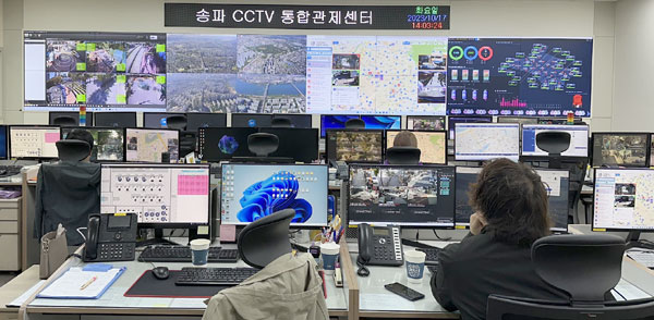 송파구가 CCTV통합관제센터에 인공지능을 활용한 ‘지능형 선별관제시스템’을 구축, 운영한다. 사진은 CCTV통합관제센터 모습.