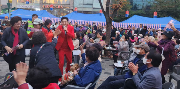 송파구 풍납1동은 19일 풍납근린공원에서 제9회 바람드리골 한마음축제를 개최했다. 사진은 주민들이 공연을 즐기고 있는 모습.