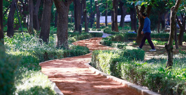송파구가 구민 건강을 위해 송파나루공원과 오금공원에 맨발로 걷는 황톳길을 개장했다.