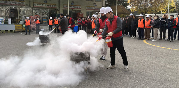 서울시농수산식품공사 강서지사는 지난 15일 화재 발생 시 초기대응을 통한 유통인·고객의 생명과 재산을 보호하기 위해 하반기 소방종합훈련을 실시했다.