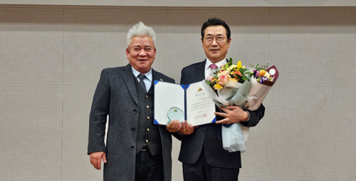 유만희 서울시의원(오른쪽)이 20일 한국언론연대 주관 제2회 행정·의정대상 시상식에서 의정대상을 수상한 뒤 기념촬영하고 있다.