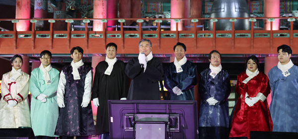 김현기 서울시의회 의장(가운데) 구랍 31일 자정 보신각에서 열린 2023년 제야의 종 타종행사에 참석, 시민들에게 신년인사를 하고 있다.
