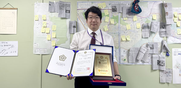 문성호 서울시의원이 여의도연구원 주최 2023 대한민국 지방자치 평가 연계 의정정책대상을 수상한 뒤 기념촬영하고 있다. 