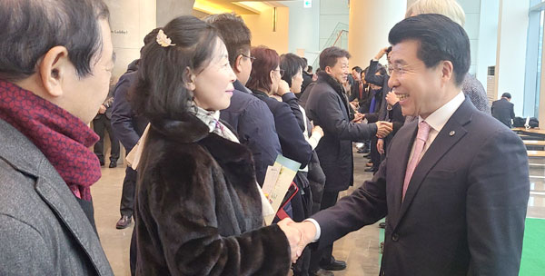 송파구는 9일 롯데월드몰 롯데콘서트홀에서 2024년 신년 인사회를 개최했다. 사진은 서강석 송파구청장(오른쪽)이 참석 주민들과 새해 인사하는 모습.
