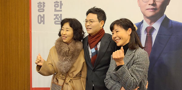 박정훈 전 TV조선 시사제작국장이 10일 교통회관에서 출판기념회를 개최했다. 사진은 참석 주민들과 기념촬영하는 모습.
