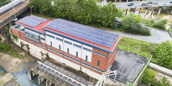 송파구가 태양광발전소의 운영수익금으로 에너지 취약계층에게 전자제품을 전달했다. 사진은 신천빗물펌프장 지붕에 설치된 송파나눔발전소 5호기.