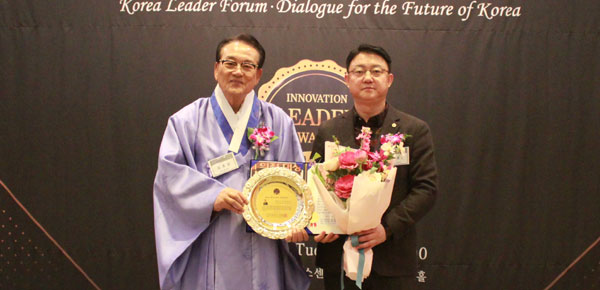 김춘곤 서울시의원(오른쪽)이 27일 2024 혁신리더대상 시상식에서 의정발전 및 지역사회공헌 부문 의정대상을 수상한 뒤 기념촬영하고 있다.