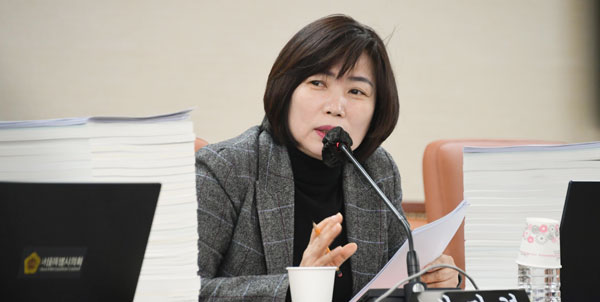 심미경 서울시의원이 서울시교육청에 대해 현안 질의를 하고 있다.