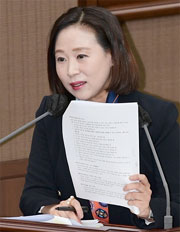 이새날 서울시의원이 결의안 제안설명을 하고 있다.