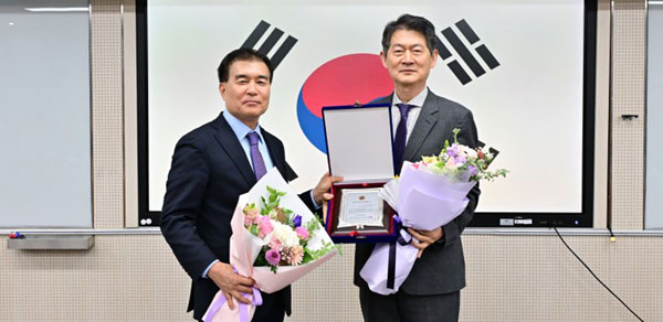 김현기 서울시의회 의장(왼쪽)이 지난 29일 한국지방의회학회 주최 지방의정대상을 수상한 뒤 기념촬영하고 있다.