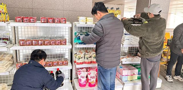 법무부 서울동부보호관찰소는 사회봉사명령 대상자와 직원들을 투입해 광진구 이동푸드마켓을 지원하는 사회봉사 국민공무제를 시행한다.