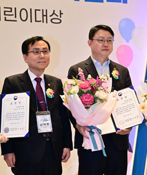 김춘곤 서울시의원(오른쪽)이 2024 대한민국 어린이박람회에서 여성가족부 장관상을 수상한 뒤 기념촬영하고 있다.