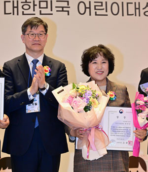 봉양순 서울시의회 환경수자원위원장(오른쪽)이 12일 어린이박람회에서 여성가족부 장관상을 수상한 뒤 기념촬영하고 있다.